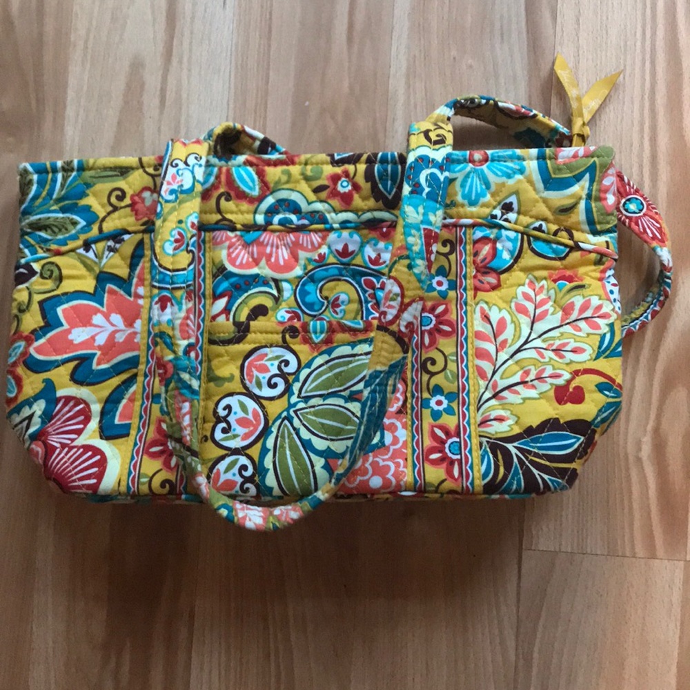 Small Vera Bradley tote with zipper